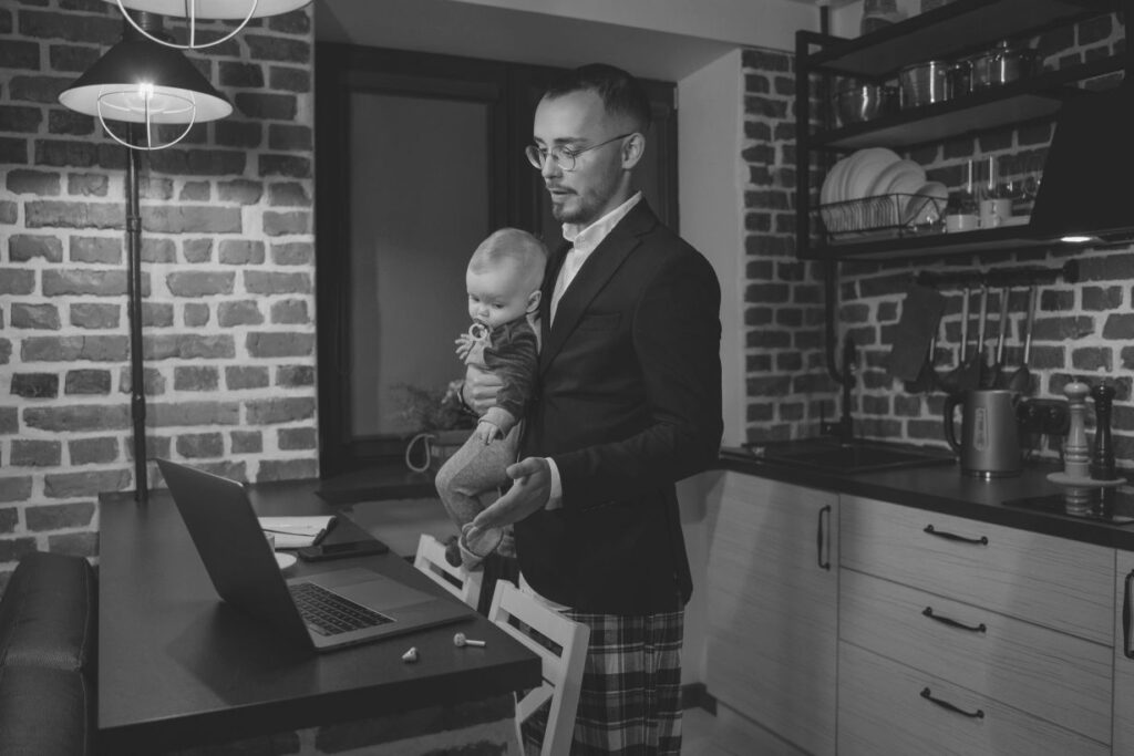 The parental benefit system is important and highly valued for families both for the replacement rate of the benefit and the length of the payment period. In the study, we describe the patterns and background of parental benefit usage in families where the father has taken the parental benefit.
